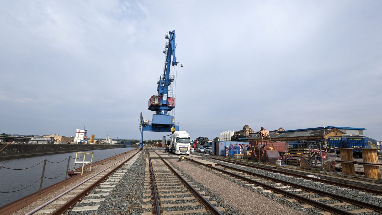 Blauer Hafenkran und Gleise am Dresdner Alberthafen (Transport/Verladung).