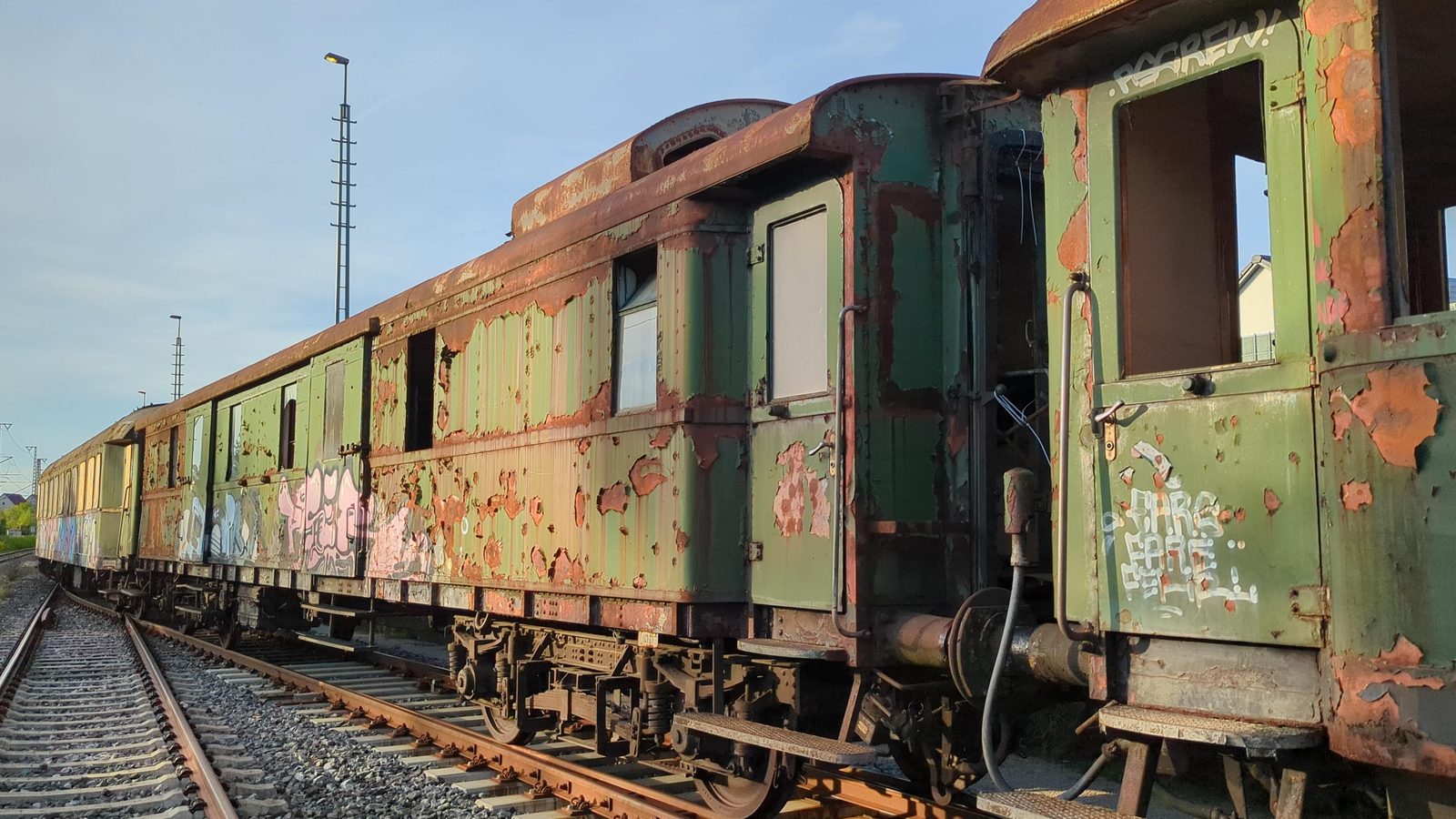 Historische Reisezugwagen im Abendlicht