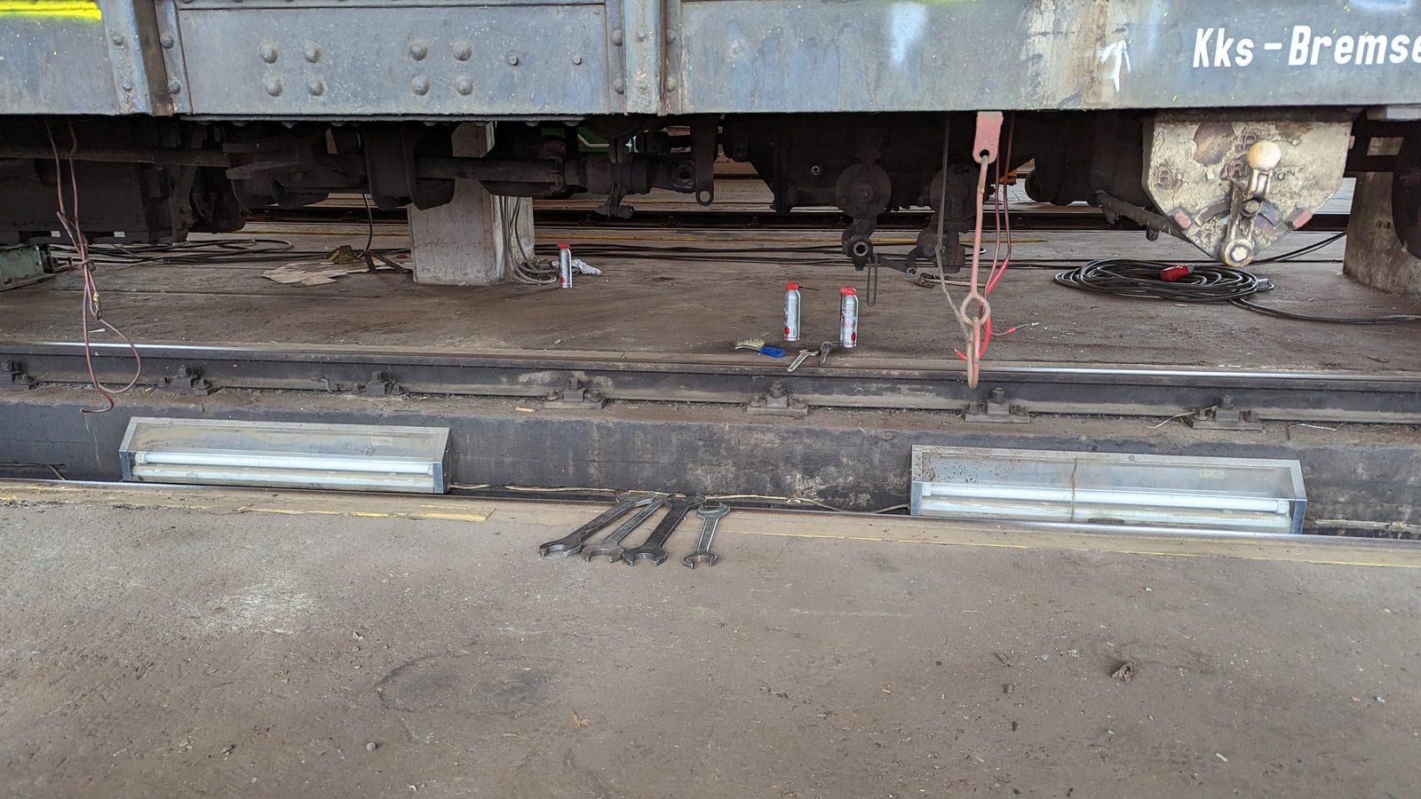 Arbeiten am Fahrwerk über einer Grube